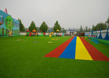 China Realistisches künstliches Gras für Kinder und Hochzeitsfest-Dekoration usine